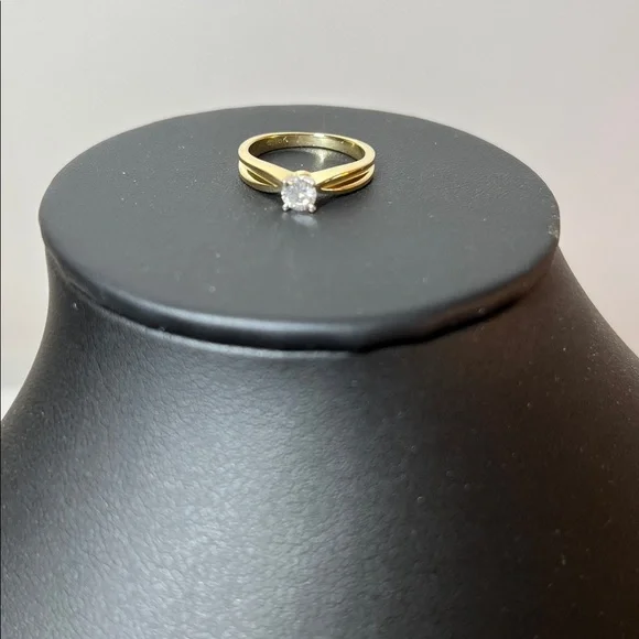 18k Gold Solitaire Diamond Ring. Diamond is .25ct S1 G; 3.5 grams. Size 4.5 - Picture 13 of 16